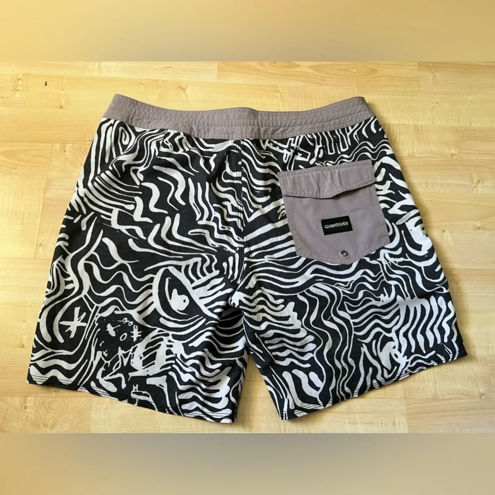 Quiksilver white and black‎ patterned board shorts beach shorts